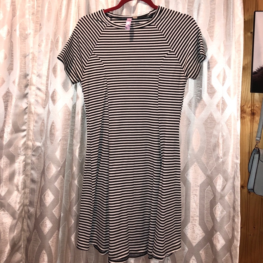 Short sleeve dress